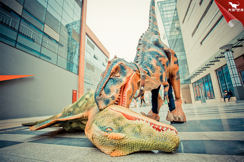 人穿恐龍衣服，人穿的恐龍服裝