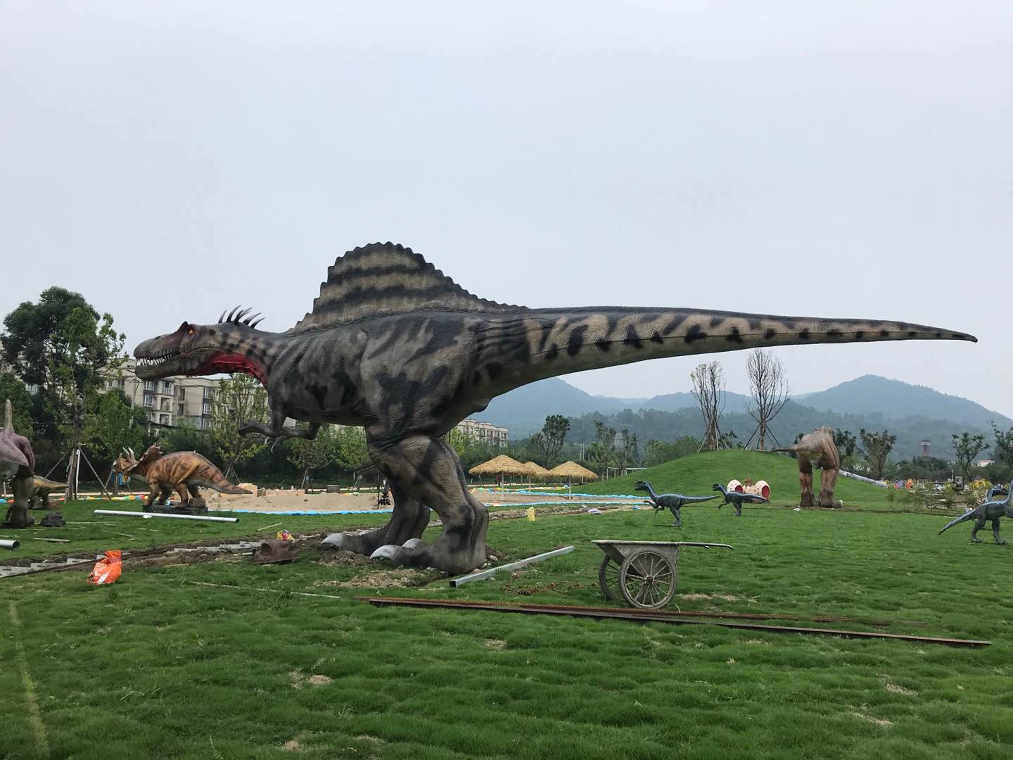 彭州科普展，仿真恐龍和仿真昆蟲安裝完成