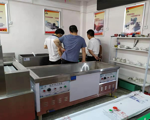 云南彭總采購成和順長龍式洗碗機(jī)一套